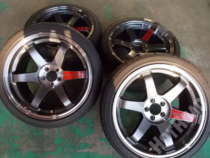 中古ＲＡＹＳ　ＴＥ３７　ＳＬ　９．５Ｊ-１８１００　５Ｈ　+４５　８６/ＢＲＺの車高の低いキャンバーのついたクルマに装着されてました