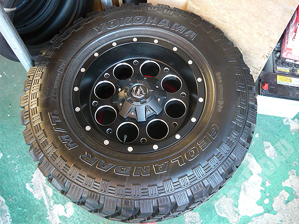 １本のみ！ FUEL OFF-LOAD フューエルオフロード D525 Revolver 9J+1 5H-114.3/127 35×12.50R17LT JEEPラングラー/チェロキー/コマンダー/デリカD:5等